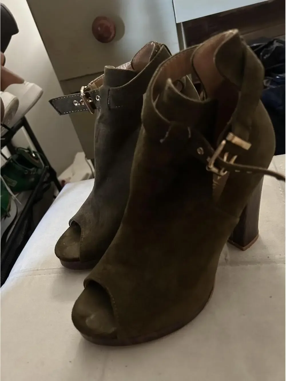 Jolimall Olive green sued peep toe platform ankle booties size 7